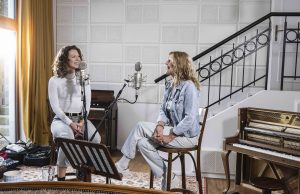 Rodinná pohoda sála z titulnej piesne Samotní nejsme nic k novému seriálu Kukačky. Lenka Filipová ju naspievala so svojou dcérou Lenny Lenka Filipová & Lenny