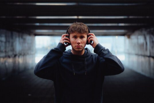 Philip Klyde prináša temnú elektronickú energiuv novinke „DON’T STOP“