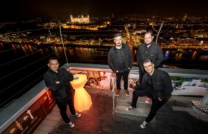 The Crownies pália podlahu singlom Burning Floor s hercami Divadla Na TrakOch: Rock’n’roll, ktorý vás nenechá stáť