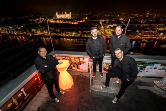 The Crownies pália podlahu singlom Burning Floor s hercami Divadla Na TrakOch: Rock’n’roll, ktorý vás nenechá stáť