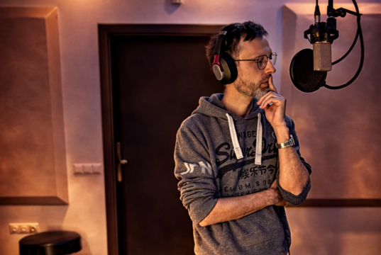 Robert Burian predstavuje novú skladbu „Som doma“ s Matejom Koreňom