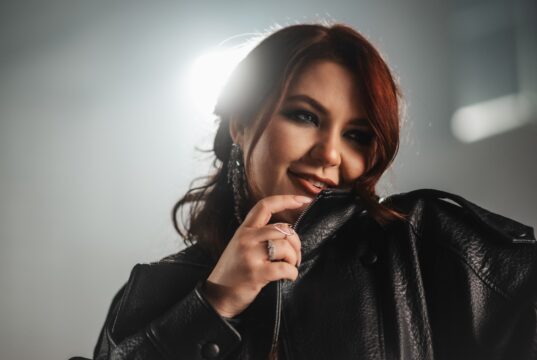 Celeste Buckingham vydáva Watch Me Win, oficiálnu hymnu majstrovstiev Európy žien v hádzanej 2026