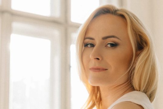 Janais premenila smútok na hudobné želanie. Nová pieseň JEDNO SI ŽELÁM pripomína silu nádeje